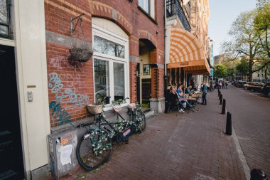 Amsterdam - Haziran 2017 yaklaşık: bina cephe ve Haziran 2017 yılında Hollanda Amsterdam Merkezi'nın geleneksel Hollanda görünümü.