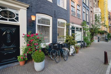 Amsterdam - Haziran 2017 yaklaşık: bina cephe ve Haziran 2017 yılında Hollanda Amsterdam Merkezi'nın geleneksel Hollanda görünümü.