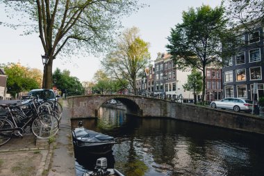 Amsterdam - Haziran 2017 yaklaşık: Klasik görünümde bir kanal ve köprü ile geleneksel Hollanda'nın Amsterdam kentinde Haziran 2017 Hollanda'da bentleri üzerinde evler.