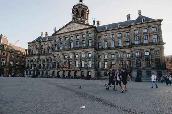 Amsterdam - Circa juni 2017: utsikt över Kungliga slottet på Dam-torget i Amsterdam, Nederländerna i juni 2017. — Stockfoto
