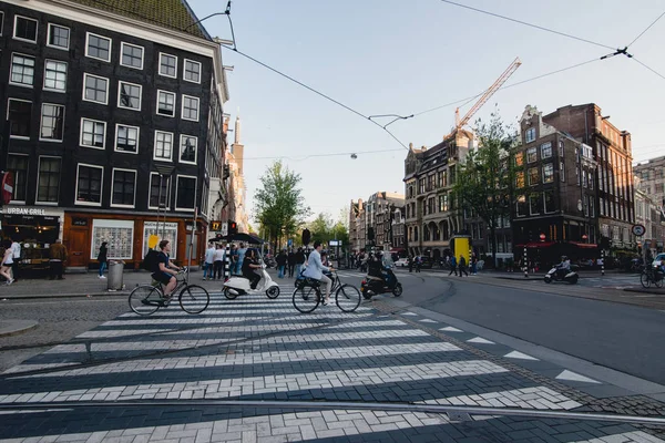 阿姆斯特丹-大约在 2017 年 6 月： 观的传统的荷兰建筑立面和在 2017 年 6 月在荷兰阿姆斯特丹中心街. — 图库照片