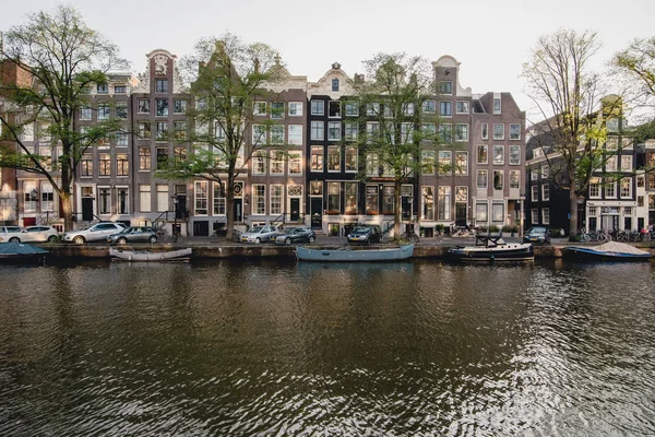 AMSTERDAM - CIRCA JUNE 2017: view of a canal with traditional dutch building facades in the center of Amsterdam, The Netherlands in June 2017. — Stock Photo, Image