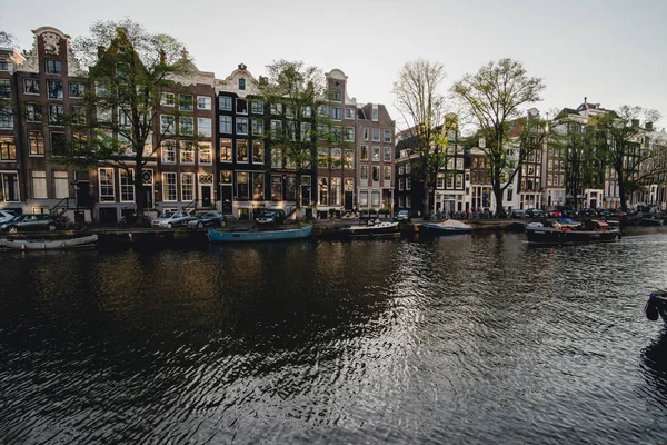 Amsterdam - Circa juni 2017: se en kanal med traditionella holländska husfasader i centrala Amsterdam, Nederländerna i juni 2017. — Stockfoto