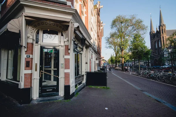 AMSTERDAM - CIRCA GIUGNO 2017: veduta di un edificio tradizionale olandese facciate e strada nel centro di Amsterdam, Paesi Bassi nel mese di giugno 2017 . — Foto Stock