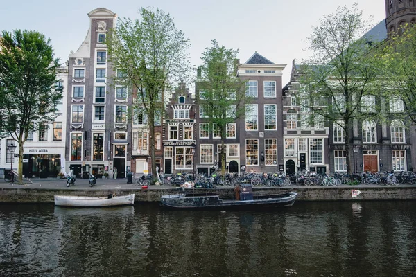 Amsterdam - Circa juni 2017: se en kanal med traditionella holländska husfasader i centrala Amsterdam, Nederländerna i juni 2017. — Stockfoto