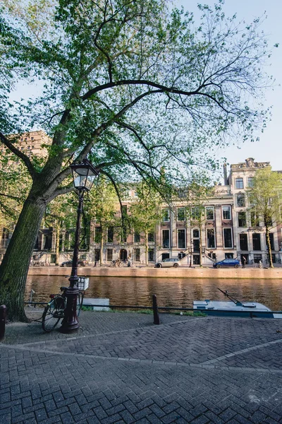 与传统的荷兰建筑立面在 2017 年 6 月在荷兰阿姆斯特丹中心，运河的阿姆斯特丹-大约在 2017 年 6 月： 观. — 图库照片