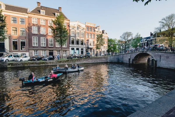 Amsterdam Circa Junio 2017 Vista Clásica Canal Con Barcos Puente —  Fotos de Stock