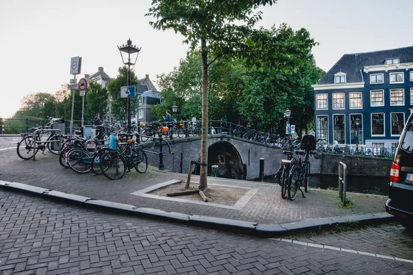 阿姆斯特丹-大约在 2017 年 6 月： 经典视图运河和桥梁与民居荷兰阿姆斯特丹，荷兰在 2017 年 6 月在堤上. — 图库照片