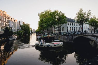 Amsterdam - Haziran 2017 yaklaşık: Klasik görünümde bir kanal ve köprü ile geleneksel Hollanda'nın Amsterdam kentinde Haziran 2017 Hollanda'da bentleri üzerinde evler.