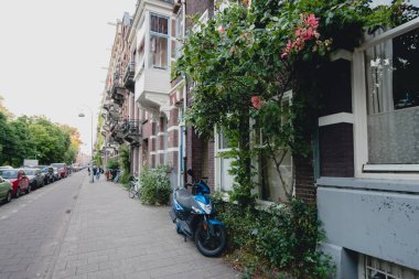 Amsterdam - Haziran 2017 yaklaşık: bina cephe ve Haziran 2017 yılında Hollanda Amsterdam Merkezi'nın geleneksel Hollanda görünümü.