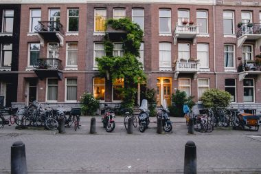 Amsterdam - Haziran 2017 yaklaşık: bina cephe ve Haziran 2017 yılında Hollanda Amsterdam Merkezi'nın geleneksel Hollanda görünümü.