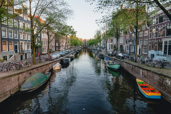 AMSTERDAM - CIRCA JUIN 2017 : vue classique sur un canal et un pont avec des maisons néerlandaises traditionnelles sur les remblais à Amsterdam, aux Pays-Bas en juin 2017 . — Photo