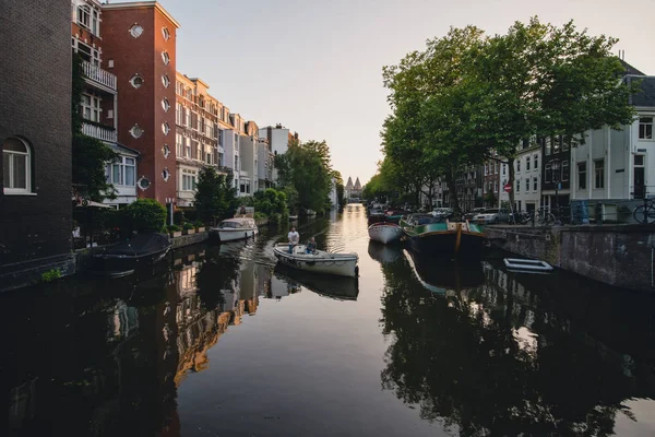 AMSTERDAM - CIRCA JUNIO 2017: vista clásica de un canal y puente con casas holandesas tradicionales en los terraplenes de Ámsterdam, Holanda en junio de 2017 . —  Fotos de Stock