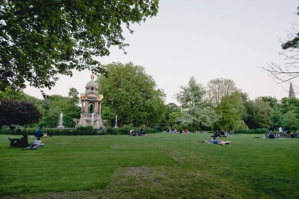 Amsterdam - Circa juni 2017: utsikt över en park i Amsterdam, Nederländerna i juni 2017. — Stockfoto