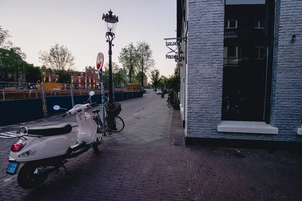 Amsterdam - Circa juni 2017: se av en gata längs Göta kanal med traditionella holländska husfasader i centrala Amsterdam, Nederländerna i juni 2017. — Stockfoto