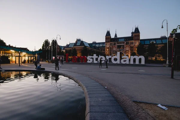 AMSTERDÃO - CIRCA JUNHO 2017: vista de I amsterdam e da praça Museumplein de Amsterdã em frente ao museu histórico em Amsterdã, Holanda por volta de junho de 2017 . — Fotografia de Stock