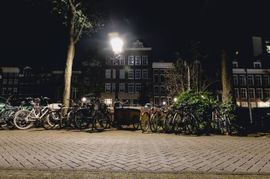Amsterdam - Haziran 2017 yaklaşık: sokaklarda Amsterdam'da merkezi Haziran 2017 yılında Hollanda gece görünümü.