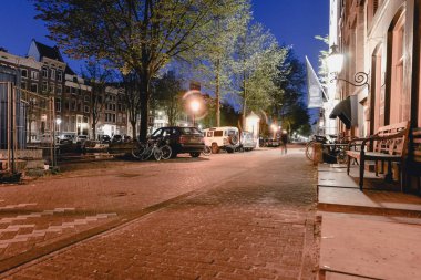 Amsterdam - Haziran 2017 yaklaşık: sokaklarda Amsterdam'da merkezi Haziran 2017 yılında Hollanda gece görünümü.