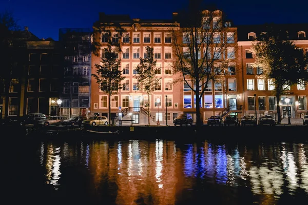 Amsterdam Circa Junio 2017 Vista Nocturna Canal Con Reflejos Luminosos — Foto de Stock