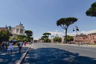Rome, İtalya - Haziran 2017 yaklaşık: Via dei Fori Imperiali eski eski binalar ve Haziran 2017 yılında güneşli yaz gününde güzel ağaçlar-Roma, İtalya. 