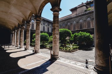 Rome, İtalya - Haziran 2017 yaklaşık: Roma, İtalya sütunlarla gün güneşli yaz Haziran 2017 yılında bina eski Roma. 