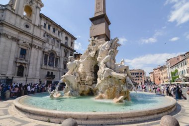 Rome, İtalya - Haziran 2017 yaklaşık: Fontana dei Quattro Fiumi ya da Roma, İtalya Haziran 2017 yaklaşık güneşli bir Piazza Navona üzerinde Gian Lorenzo Bernini tarafından dört Irmak Çeşmesi. 