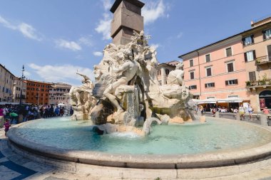 Rome, İtalya - Haziran 2017 yaklaşık: Fontana dei Quattro Fiumi ya da Roma, İtalya Haziran 2017 yaklaşık güneşli bir Piazza Navona üzerinde Gian Lorenzo Bernini tarafından dört Irmak Çeşmesi. 