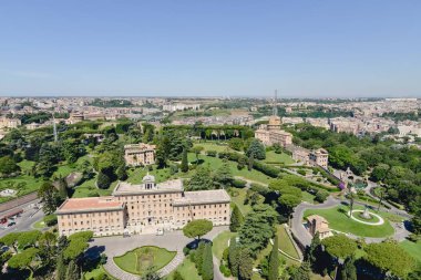 Rome, İtalya - Haziran 2017 yaklaşık: havadan görünümü üst St. Peter Bazilikası Vatikan, Roma, İtalya, gece yaklaşık Haziran 2017 yılında Vatikan bahçeleri. 