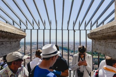 Rome, İtalya - Haziran 2017 yaklaşık: turist gözlem güverte üstünde St. Peter's Bazilikası Vatikan, Roma, İtalya, gece Haziran 2017 yaklaşık. 