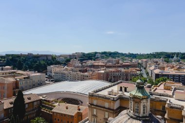 Rome, İtalya - Haziran 2017 yaklaşık: St. Peter's Bazilikası Vatikan, Roma, İtalya Haziran 2017 yaklaşık geceleri tepesinden şehrin havadan görünümü. 
