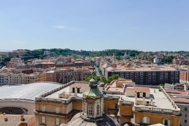 Rome, İtalya - Haziran 2017 yaklaşık: St. Peter's Bazilikası Vatikan, Roma, İtalya Haziran 2017 yaklaşık geceleri tepesinden şehrin havadan görünümü. 