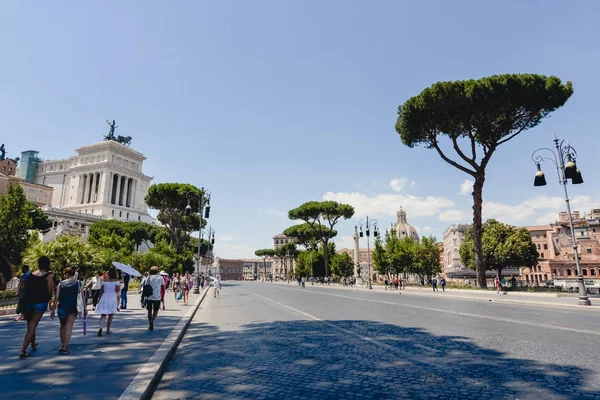 ローマ, イタリア - 2017 年 6 月頃: フォーリ インペリアーリ古い古代建物と 2017 年 6 月の日当たりの良い夏の日のローマ、イタリアの美しい木. — ストック写真