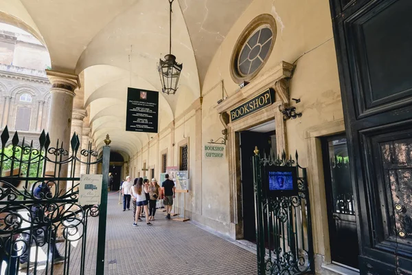 Rome, Olaszország - Circa 2017. június: bejárat a régi könyvesboltba, Róma, Olaszország, egy napsütéses nyári nap-június 2017-ben. — Stock Fotó
