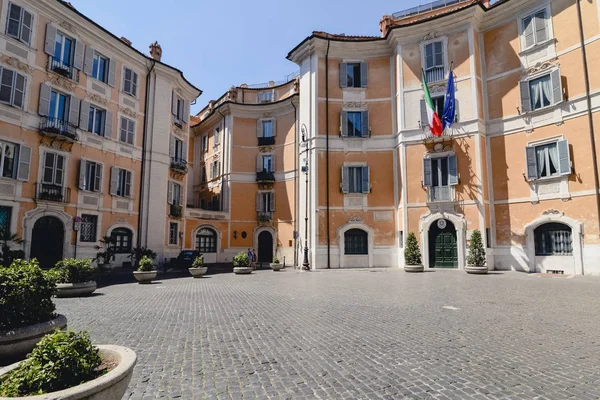 ローマ, イタリア - 2017 年 6 月頃: 古いローマの 2017 年 6 月の日当たりの良い夏の日のローマ、イタリアでの列を持つ建物. — ストック写真