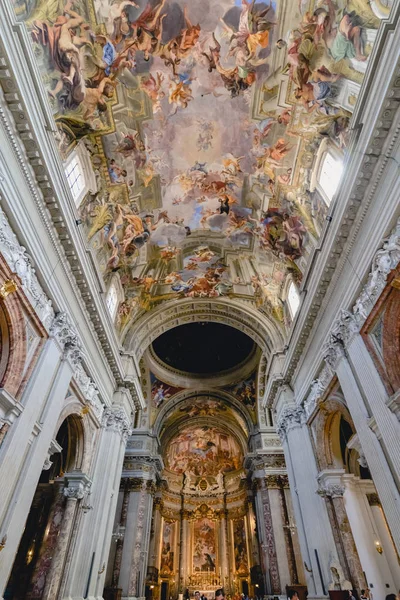Roma, İtalya - Haziran 2017 yaklaşık: tavan Roma, İtalya Haziran 2017 yaklaşık bir eski Katolik Kilisesi içinde güzel antika resimler. 
