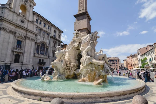 Rom, Italien - Circa juni 2017: Fontana dei Quattro Fiumi eller fontän av de fyra floderna av Gian Lorenzo Bernini på Piazza Navona på en solig dag i Rom, Italien ca juni 2017. — Stockfoto