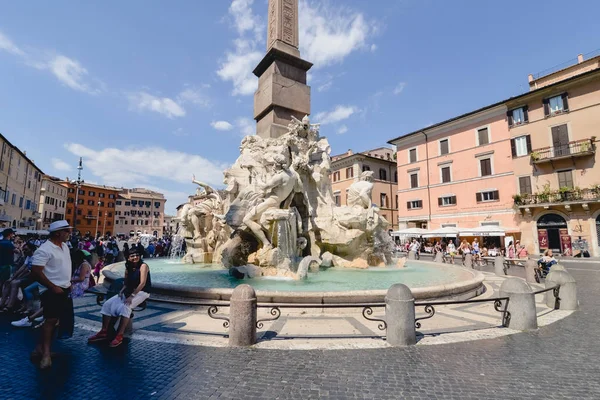 Rom, Italien - Circa juni 2017: Fontana dei Quattro Fiumi eller fontän av de fyra floderna av Gian Lorenzo Bernini på Piazza Navona på en solig dag i Rom, Italien ca juni 2017. — Stockfoto