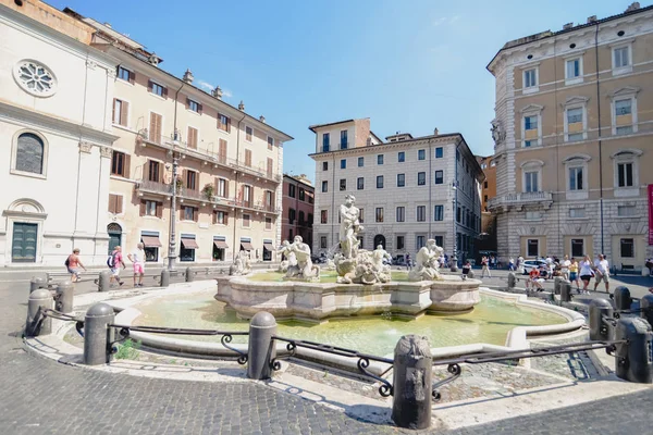 ROMA, ITALIA - CIRCA JUNIO 2017: famosas fuentes en Piazza Navona en un día soleado en Roma, Italia alrededor de junio 2017 . — Foto de Stock