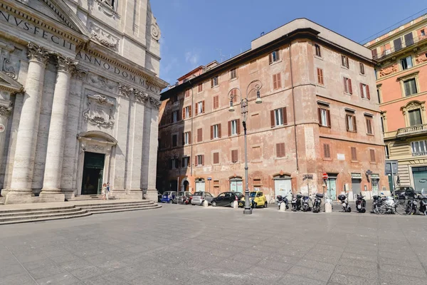 Rom, Italien - Circa juni 2017: forntida kyrka på Piazza della Chiesa Nuova i Rom. circa juni 2017. — Stockfoto
