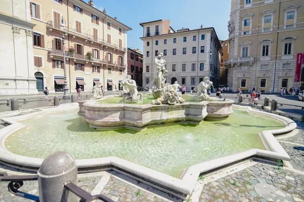 Rom, Italien - Circa juni 2017: berömda fontäner på Piazza Navona på en solig dag i Rom, Italien ca juni 2017. — Stockfoto