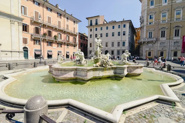 Rom, Italien - Circa juni 2017: berömda fontäner på Piazza Navona på en solig dag i Rom, Italien ca juni 2017. — Stockfoto