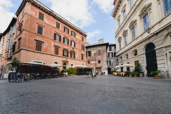 Rom, Italien - Circa juni 2017: gata med gamla antika byggnader i Rom, Italien på en solig sommardag i juni 2017. — Stockfoto