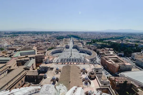 2017 年 6 月頃、イタリアのローマ、バチカンのサンピエトロ大聖堂の上からサンピエトロ広場のローマ, イタリア - 2017 年 6 月頃: ビュー. — ストック写真