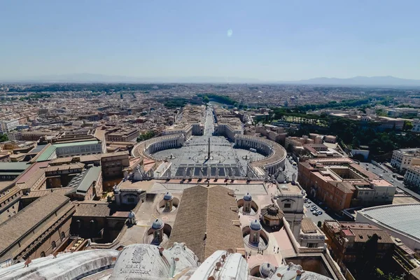 ROMA, ITALIA - CIRCA GIUGNO 2017: veduta di Piazza San Pietro dall'alto della Basilica di San Pietro in Vaticano, Roma, Italia circa giugno 2017 . — Foto Stock