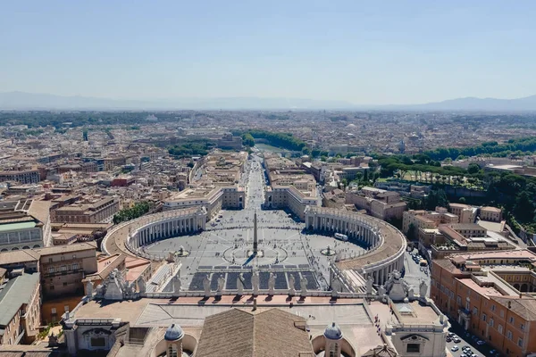 ROMA, ITALIA - CIRCA GIUGNO 2017: veduta di Piazza San Pietro dall'alto della Basilica di San Pietro in Vaticano, Roma, Italia di notte verso giugno 2017 . — Foto Stock