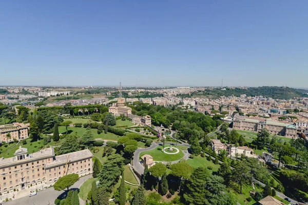 ROMA, ITALIA - CIRCA GIUGNO 2017: veduta aerea dei giardini vaticani dall'alto della Basilica di San Pietro in Vaticano, Roma, Italia circa giugno 2017 . — Foto Stock