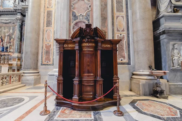 Rome, Italië - omstreeks juni 2017: Binnen St. Peter's Basiliek in Vaticaan, Rome, Italië omstreeks juni 2017. — Stockfoto
