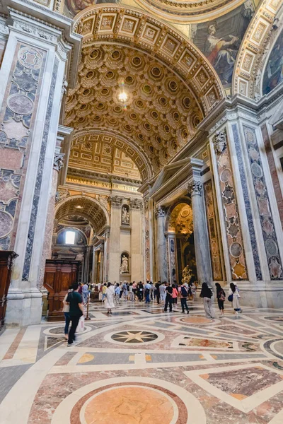 Rome, Italië - Circa juni 2017: Binnen St. Peter's Basiliek in Vaticaan, Rome, Italië op nacht omstreeks juni 2017. — Stockfoto