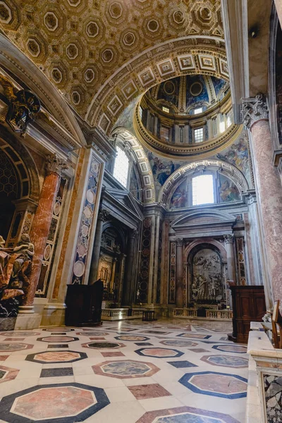 Rome, Italië - Circa juni 2017: prachtige bogen en plafond binnen St. Peter's Basiliek in Vaticaan, Rome, Italië omstreeks juni 2017. — Stockfoto