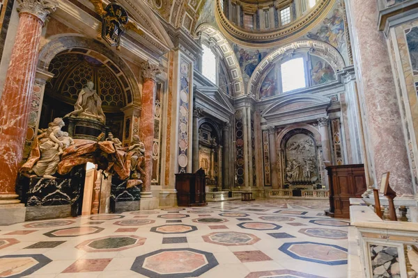 Rome, Italië - Circa juni 2017: prachtige bogen en plafond binnen St. Peter's Basiliek in Vaticaan, Rome, Italië omstreeks juni 2017. — Stockfoto